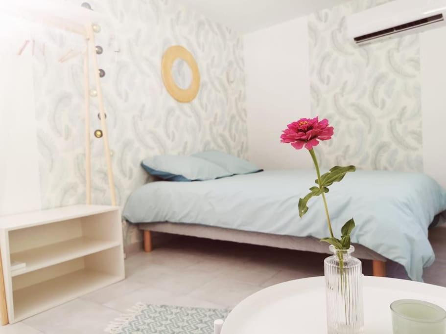 Appartamento Belle Dependance De 30M2 Avec Terrasse Et Jardin Villeneuve-lès-Avignon Esterno foto